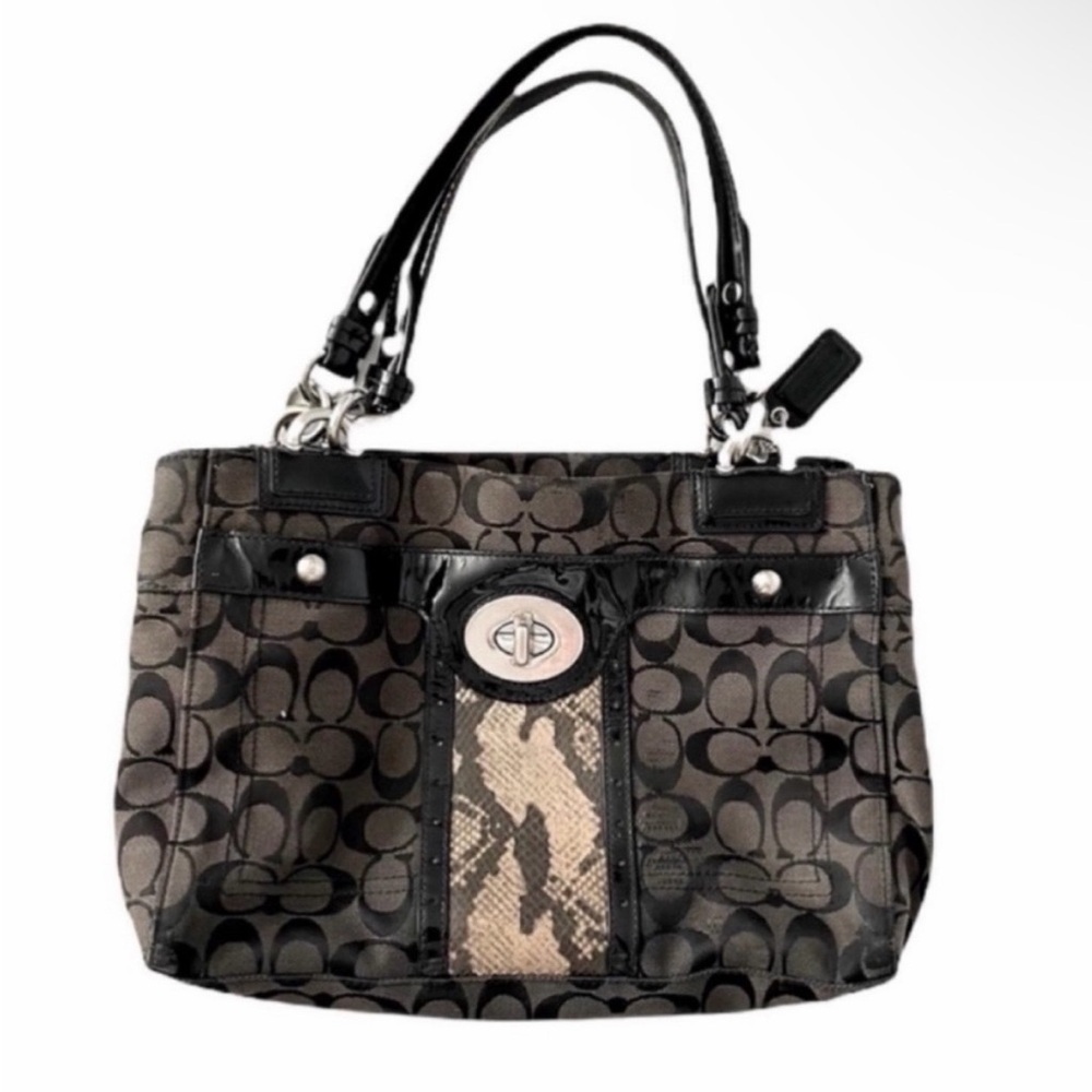 Coach Vintage Y2K Coach Shoulder Bag |
Signature C Monogram + Snake Print
Accent